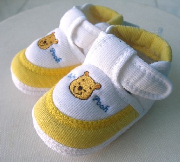 dis024-disney-yellow-pooh-shoes.jpg