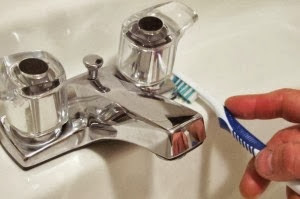 toothbrush-cleanser-polish-scrub-faucet-590jn011111-300x199.jpg