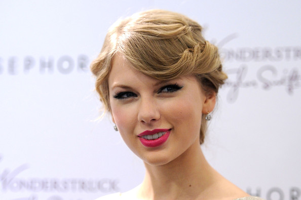 Taylor+Swift+Taylor+Swift+Celebrates+Wonderstruck+TABD-1uhizDl.jpg