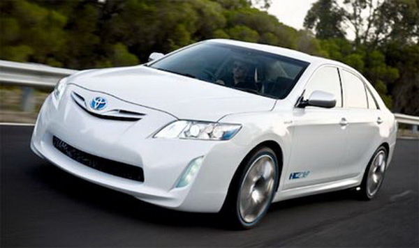 2014-Toyota-Camry-Hybrid-PHV.jpg