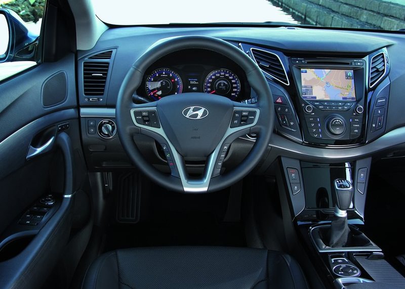 hyundai_i40_2012_from_inside.jpg