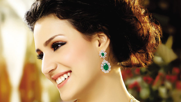 header_image_how-to-choose-earrings-for-face-shape-AR-main-image-fustany.jpg