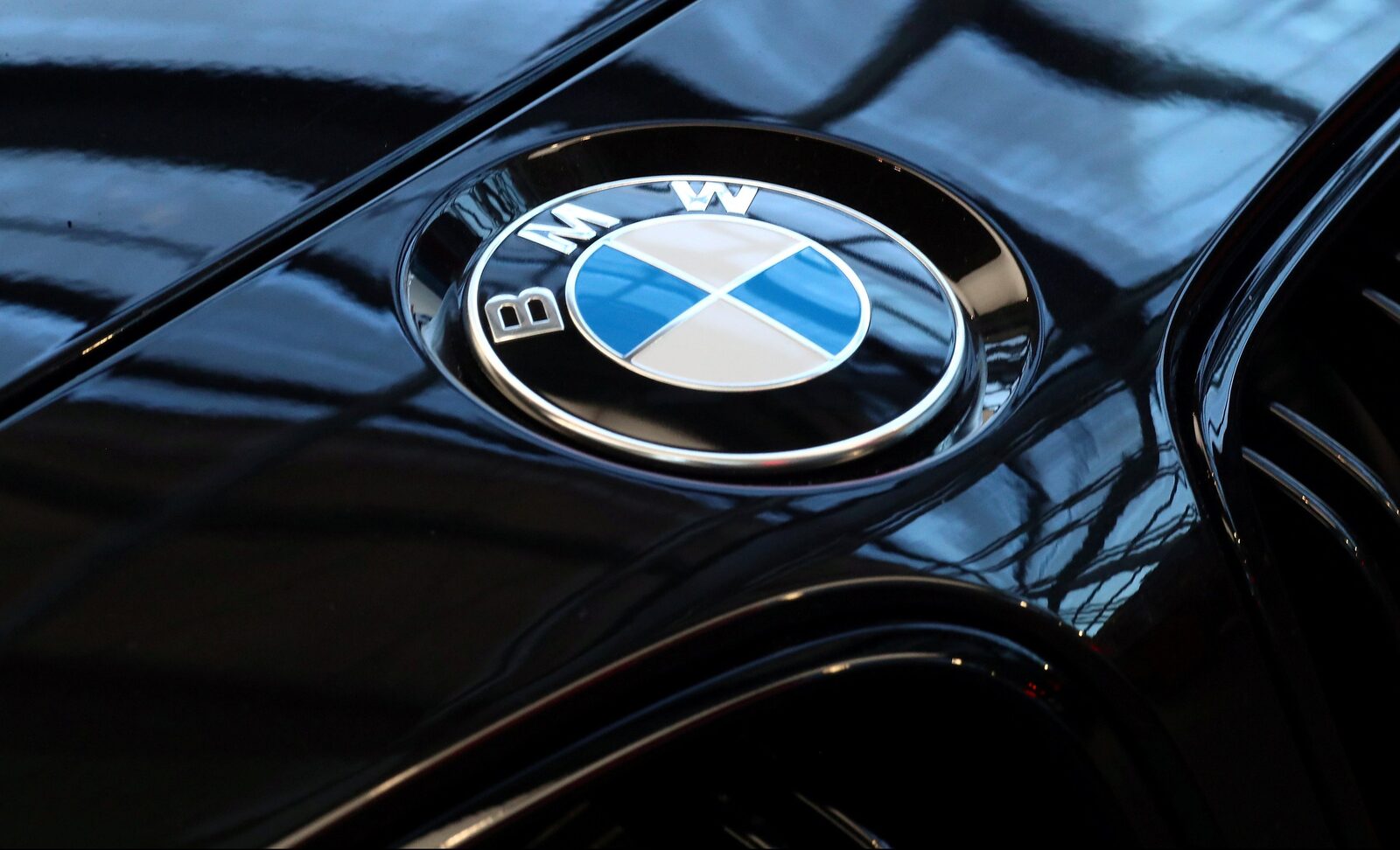 BMW-Logo-Evolution-Story-e1582461874410.jpg