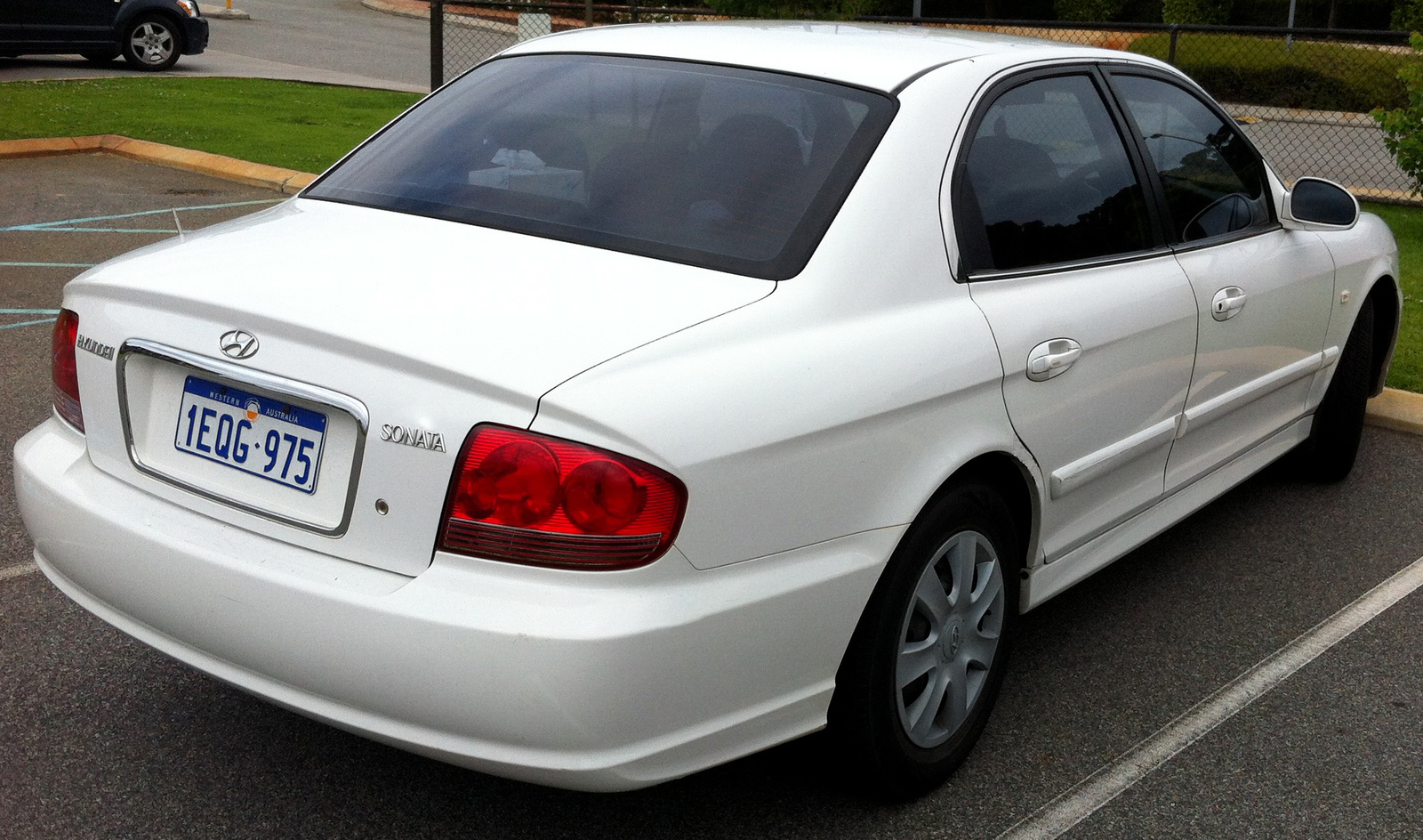 2001-2005_Hyundai_Sonata_%28EF-B%29_sedan_%282015-11-07%29_02.jpg