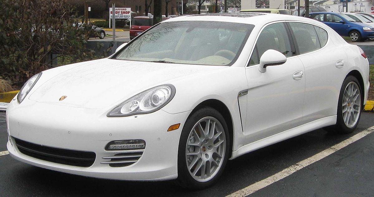 1200px-2010_Porsche_Panamera_4S_1_--_03-14-2010.jpg