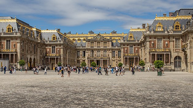 630px-Ch%C3%A2teau_de_Versailles%2C_cour_Royale.jpg