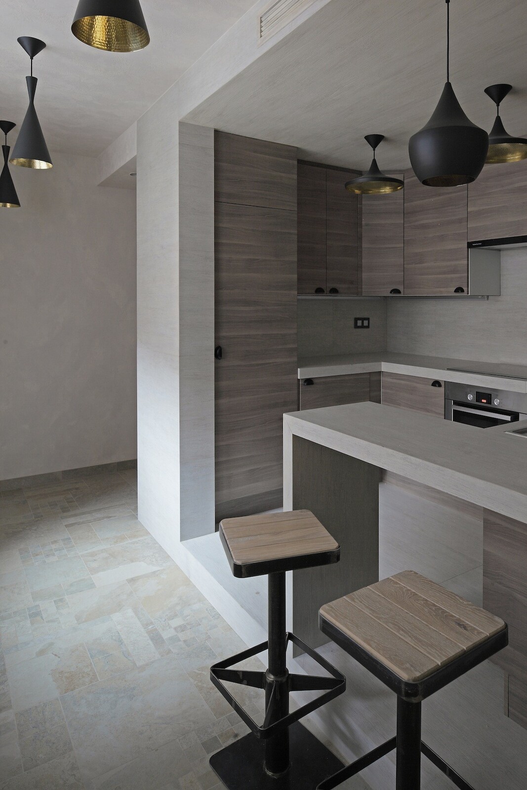Peter-Kostelov-Smolenka-Oak-Tube-Apartment-kitchen.jpg