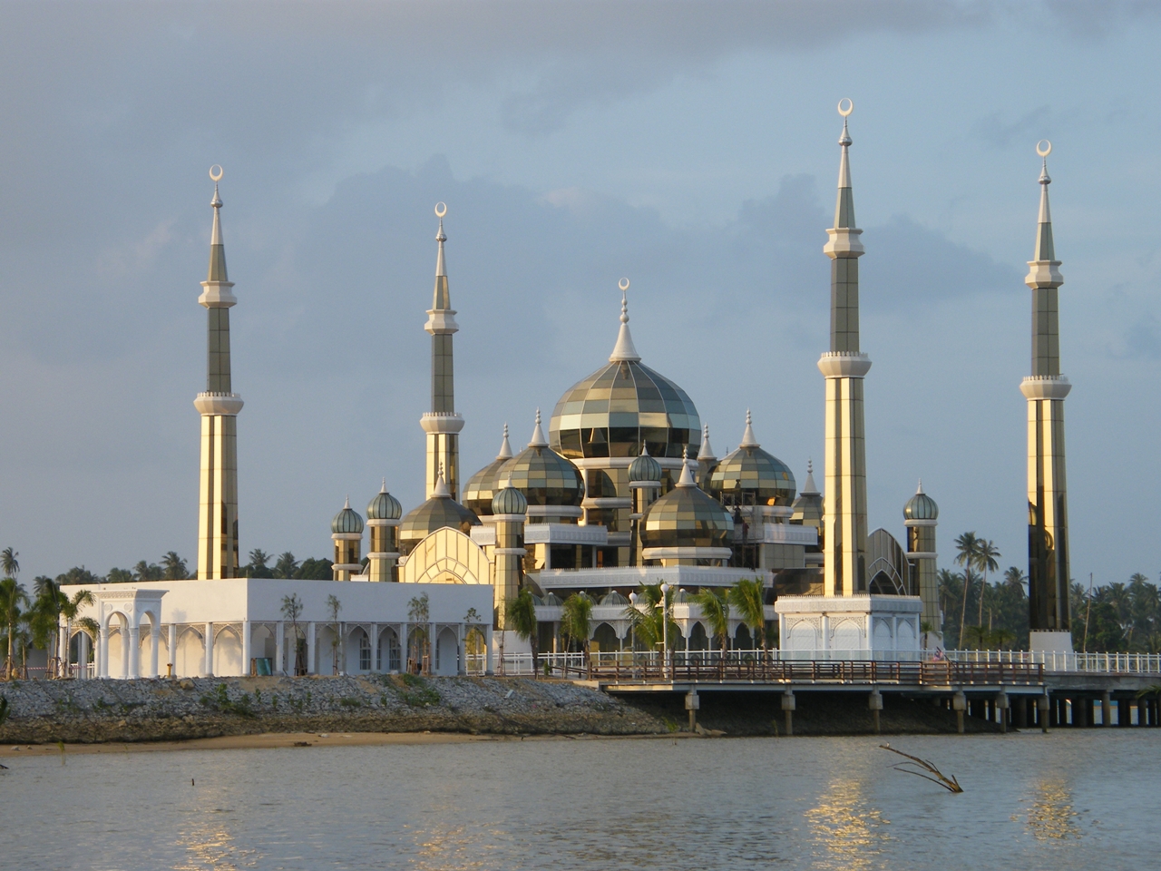 Cristal_Mosque_in_Kuala_Terengganu.jpg
