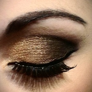 gold-smokey-eye.jpg